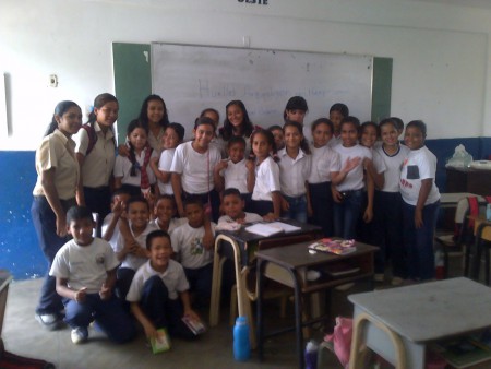 Con el grupo de niños luego de la charla sobre los petroglifos.