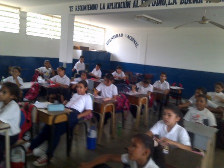 Los niños atentos, escuchando la charla.